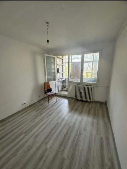 Apartament cu 3 camere semidecomandat în Giurgiului