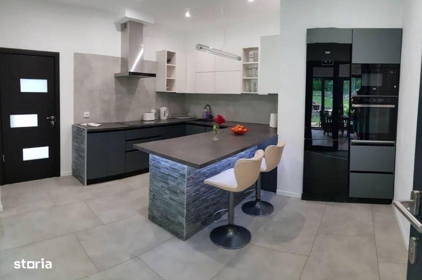 Casă cu 4 camere cu Teren 1800 Mp în Central
