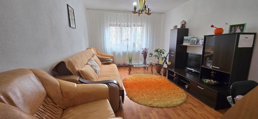 Apartament cu 3 camere decomandat în Micro 11