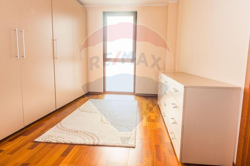 Casă individuală cu 6 camere cu Teren 1071 Mp în Central