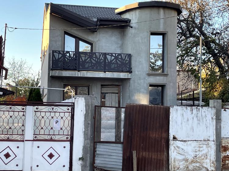 Casă cu 4 camere în Nicolae Bălcescu