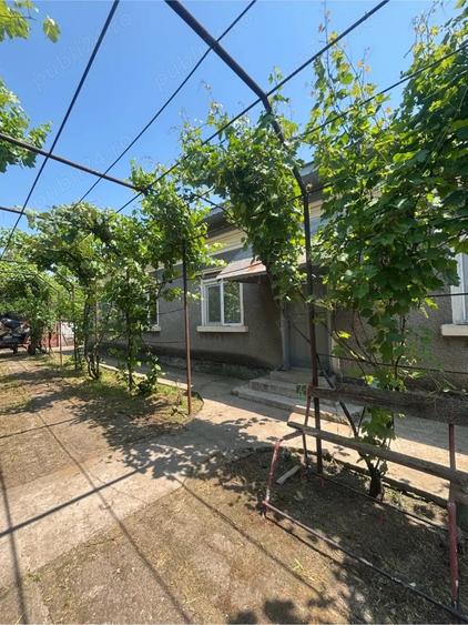 Casă cu 4 camere cu Teren 2500 Mp în Rotunda