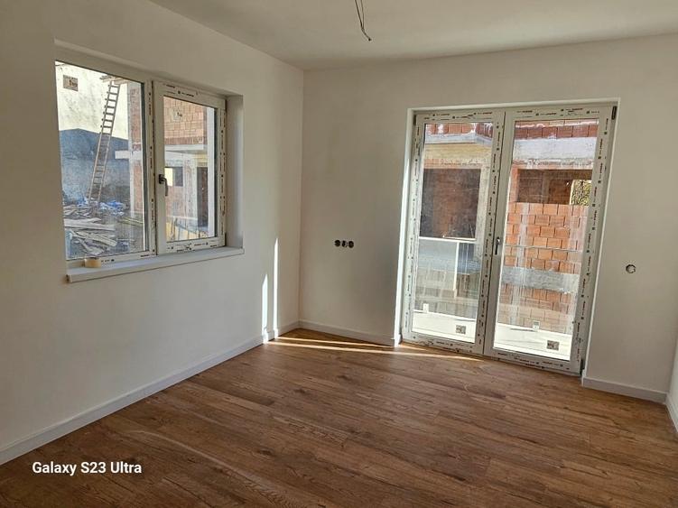 Duplex cu 3 camere cu Garaj în Tăuți