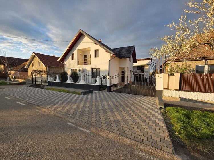 Casă cu 4 camere cu Teren 800 Mp în Botiz
