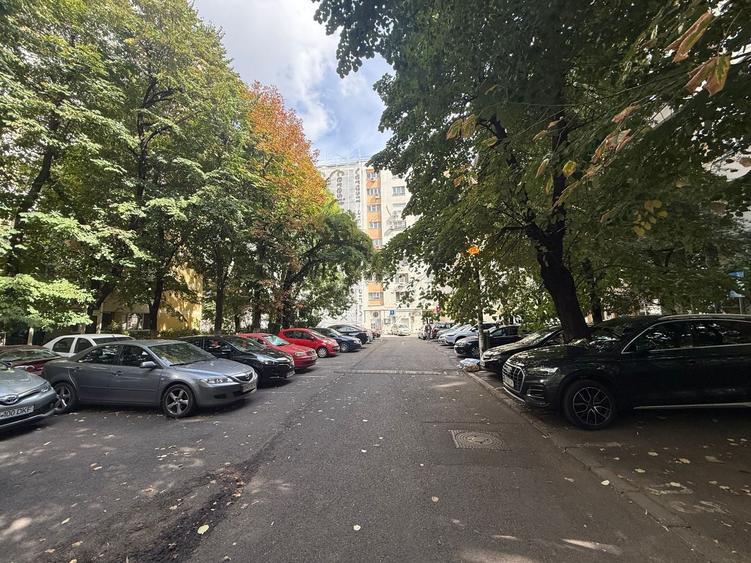 Apartament cu 3 camere semidecomandat, mobilat în Iancului