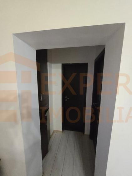 Apartament cu 3 camere semidecomandat, mobilat în Dacia