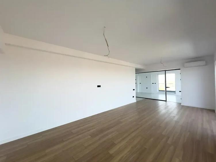 Apartament cu 4 camere semidecomandat în Titan