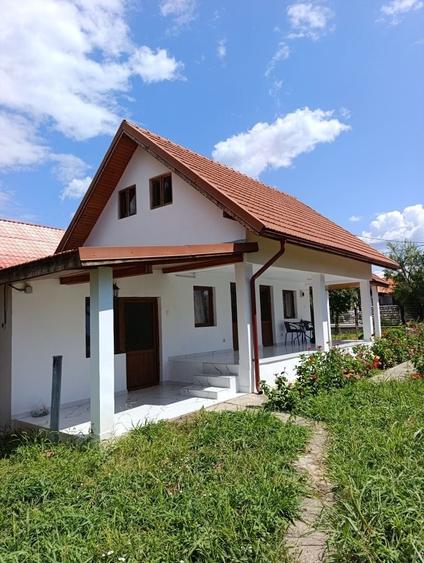 Casă cu 3 camere în Bălești