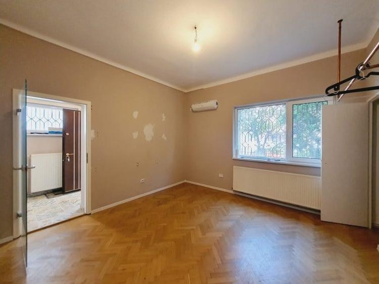 Casă cu 8 camere cu Teren 390 Mp în Aviatorilor