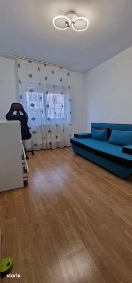 Apartament cu 4 camere decomandat în Roman