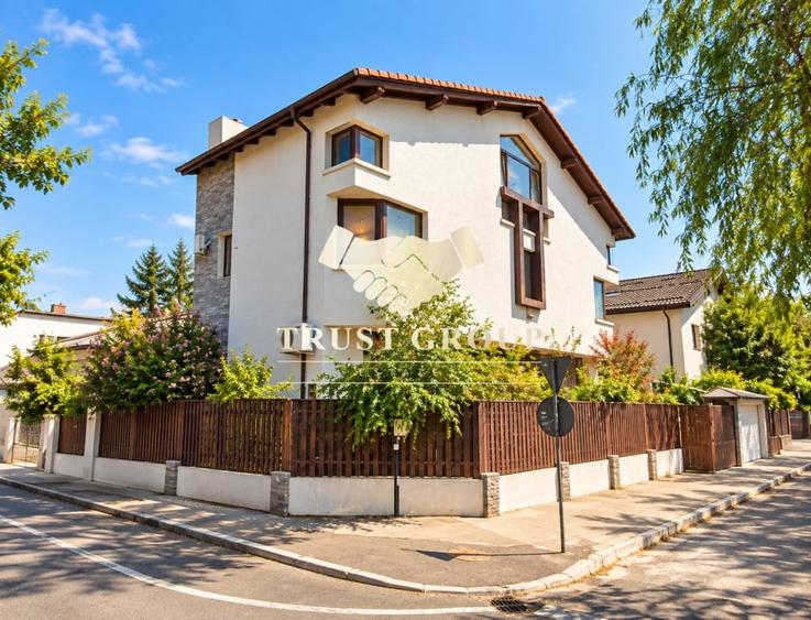 Casă individuală cu 8 camere cu Garaj în Domenii