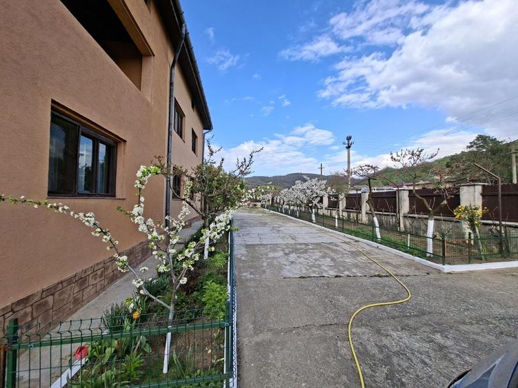 Casă cu 4 camere în Hinova