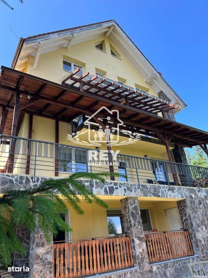 Casă cu 10 camere cu Teren 250 Mp în Central