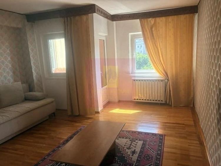 Apartament cu 3 camere decomandat în Drumul Sării