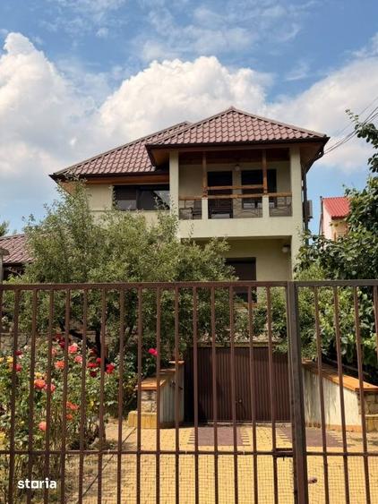 Casă cu 6 camere cu Teren 520 Mp în Văcăresti