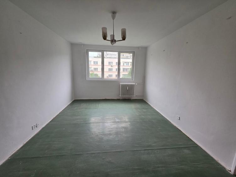Apartament cu 3 camere semidecomandat în 1 Decembrie 1918