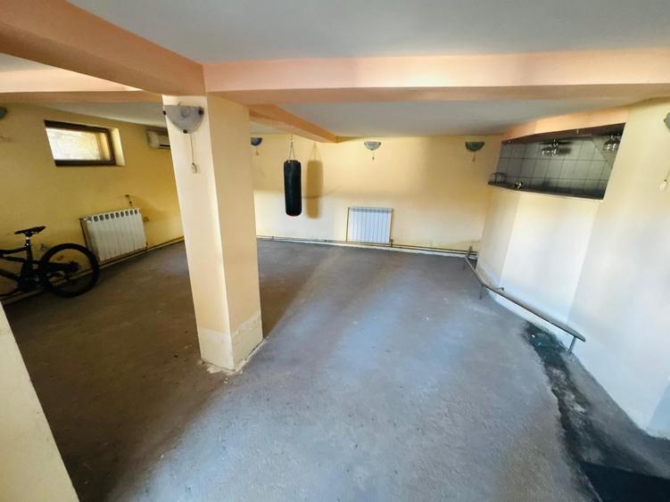 Casă individuală cu 8 camere cu Canalizare în Crihala