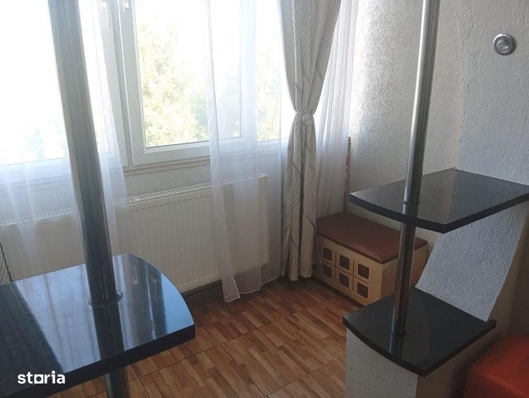 Apartament cu 3 camere semidecomandat în Grădiște