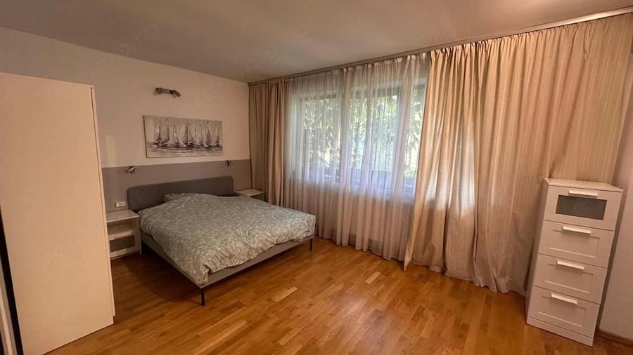 Casă cu 7 camere cu Teren 200 Mp în Central