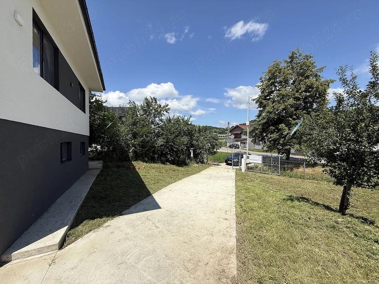 Casă cu Teren 1370 Mp în Teișani