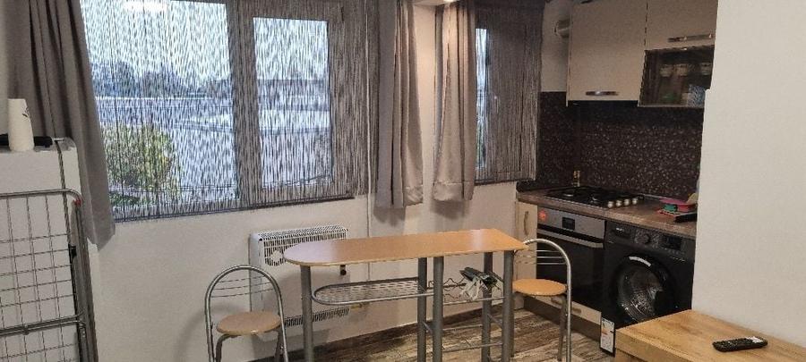 Garsonieră decomandată în Vest