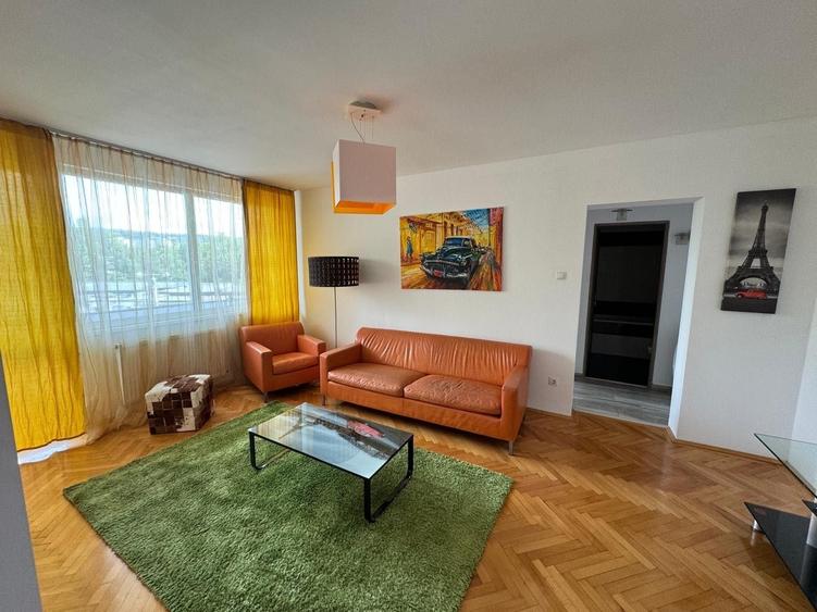 Apartament cu 3 camere decomandat în Central