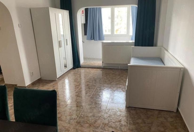 Apartament cu 3 camere semidecomandat, mobilat în Tineretului