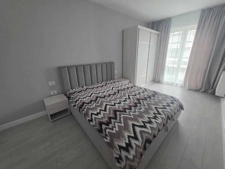 Apartament cu 3 camere semidecomandat în Tractorul