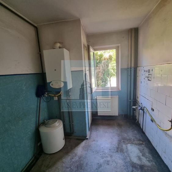 Apartament cu 3 camere semidecomandat în Vlahuță