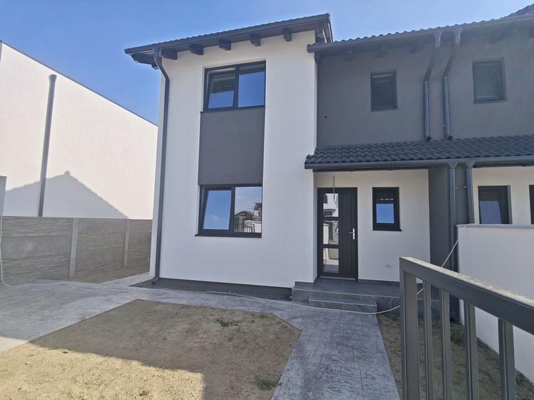 Duplex cu 4 camere cu Canalizare în Exterior Vest