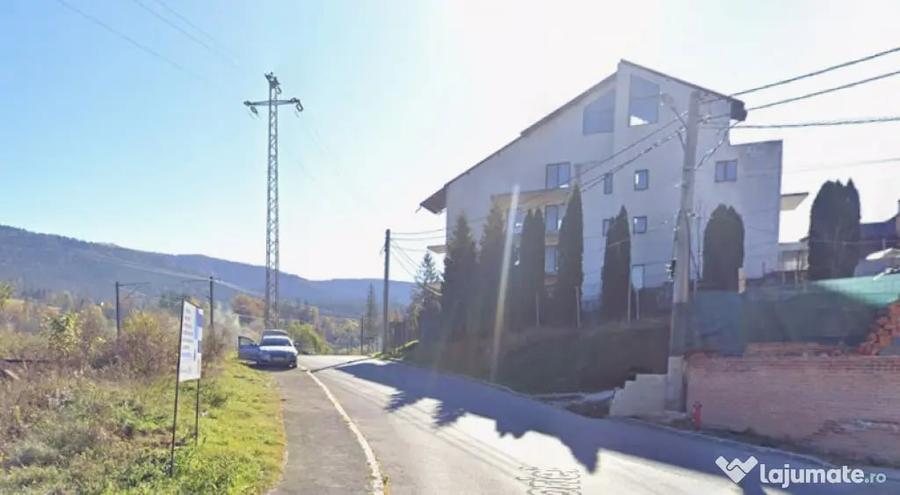 Casă cu 7 camere cu Teren 415 Mp în Central