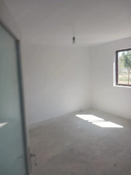 Casă cu Teren 385 Mp în Pecineaga