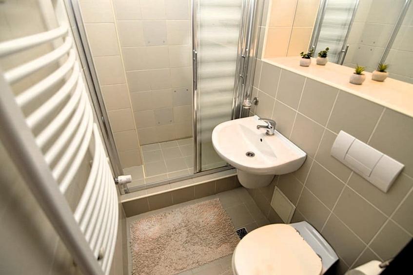 Apartament cu 4 camere decomandat, mobilat în Decebal