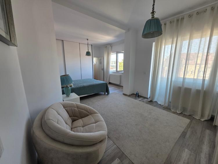 Apartament cu 4 camere semidecomandat, mobilat în Universitate