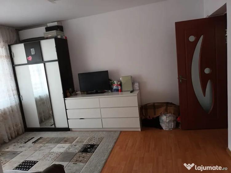 Apartament cu 2 camere semidecomandat în 9 Mai