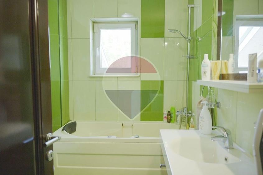 Casă individuală cu 7 camere cu Piscina în Girov