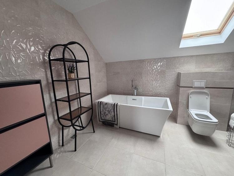 Casă individuală cu 7 camere cu Canalizare în Exterior Est