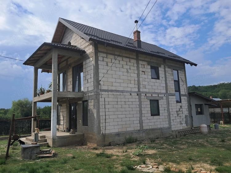 Casă cu Teren 989 Mp în Albota