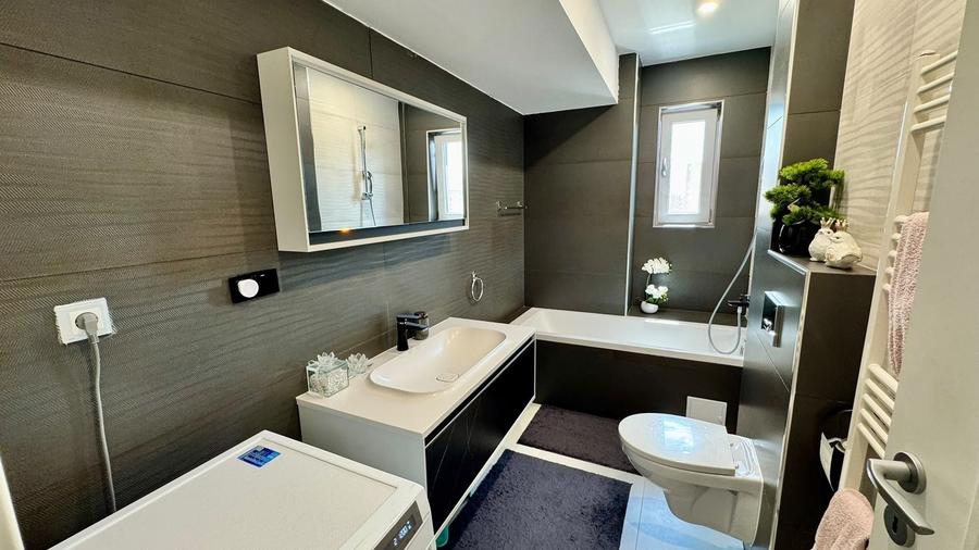 Apartament cu 4 camere decomandat, mobilat în Tractorul
