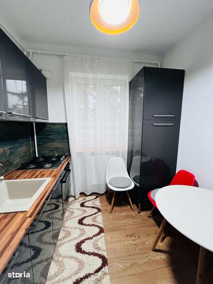 Apartament cu 3 camere semidecomandat, mobilat în Central