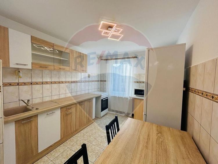 Apartament cu 3 camere decomandat, mobilat în Tractorul
