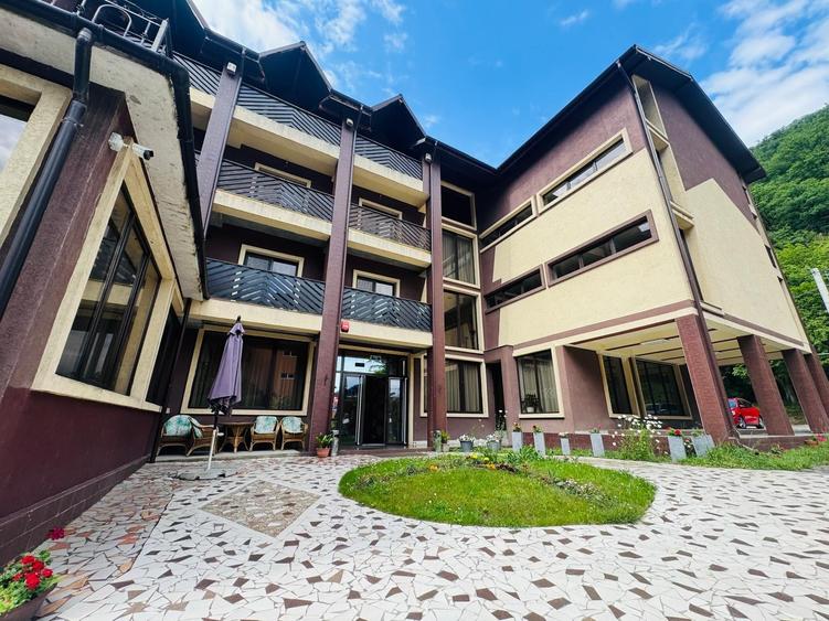Hotel/Pensiune, de 1,900 mp, în Exterior Sud