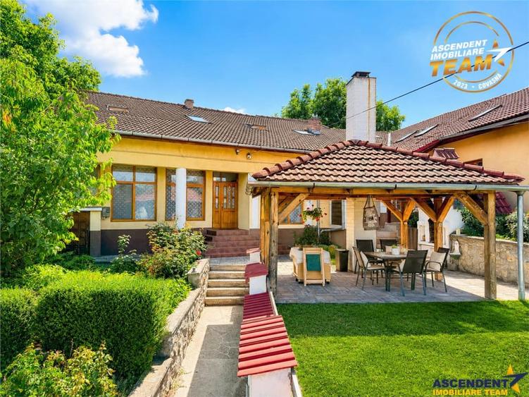 Casă cu 7 camere cu Teren 547 Mp în Central