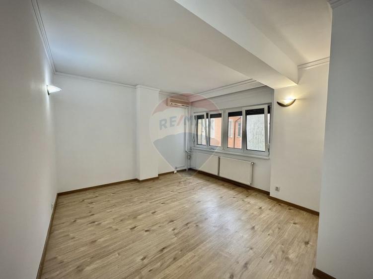 Casă individuală cu 7 camere cu Teren 100 Mp în Domenii