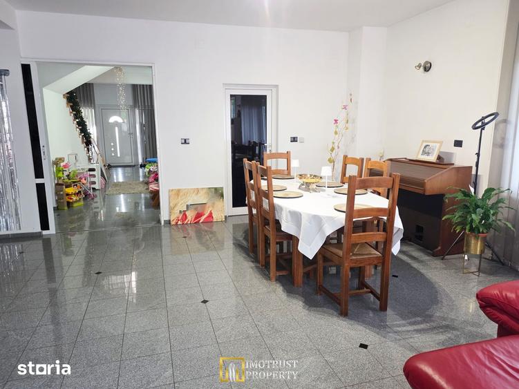 Casă cu 10 camere cu Teren 2045 Mp în Central