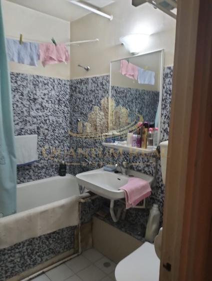 Apartament cu 3 camere semidecomandat în Moșilor
