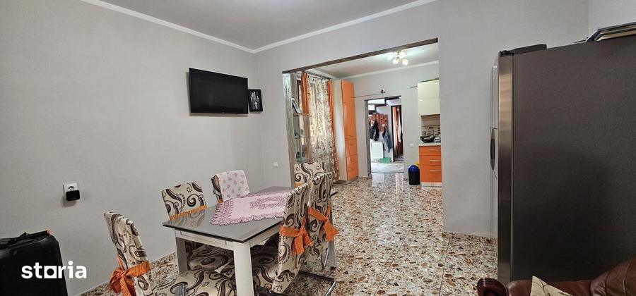 Casă cu 5 camere decomandat cu Teren 250 Mp în Lazaret