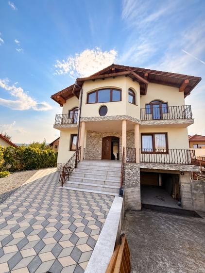 Casă individuală cu 7 camere cu Canalizare în Micești