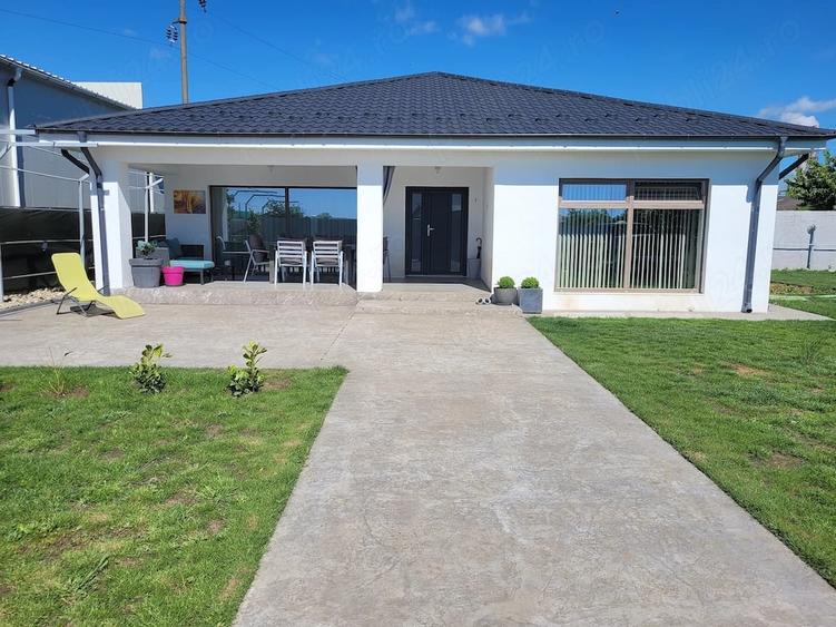 Casă cu 6 camere cu Teren 1600 Mp în Isvarna