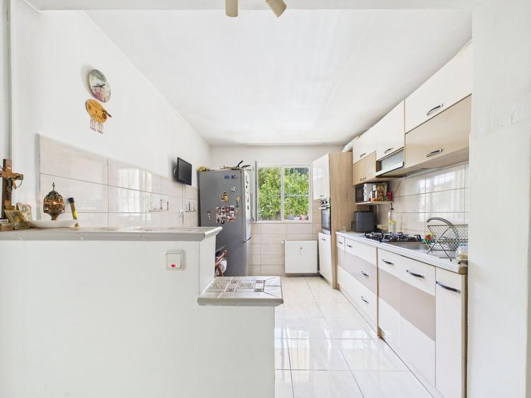 Apartament 4 camere decomandat | Parter | Metrou la 7 minute | - 15
